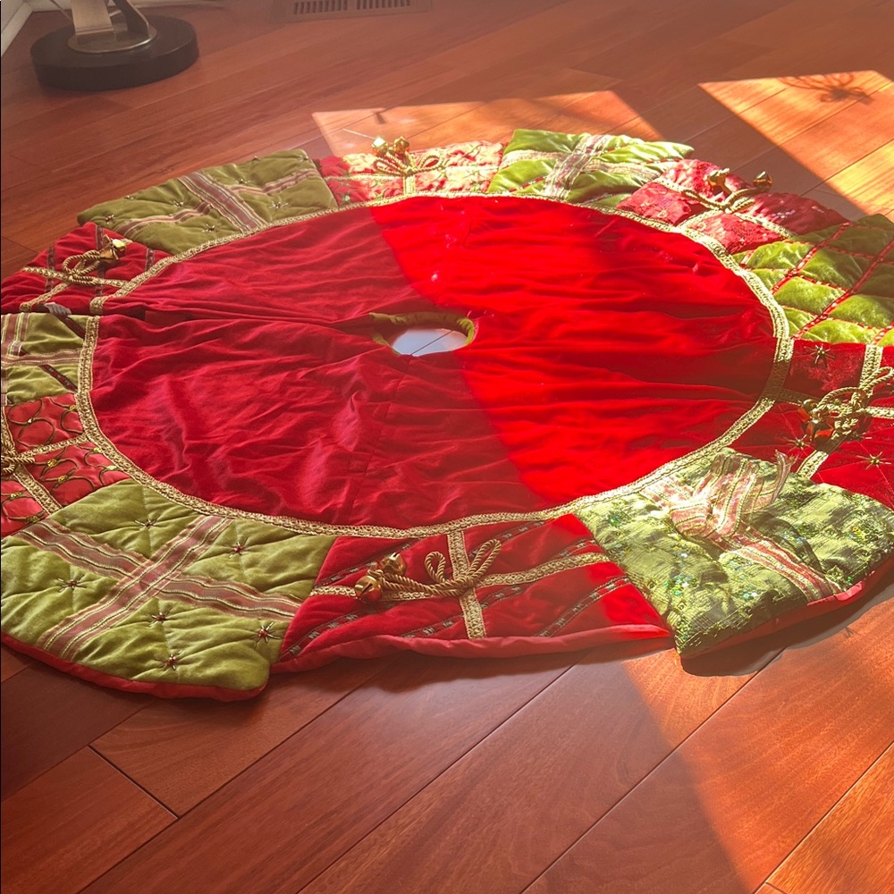 Grandin Road Festive Red and Green Holiday Tree Skirt